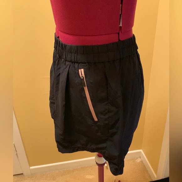 Titika Active Couture Shorts with contrasting zipper pockets - Picture 3 of 6